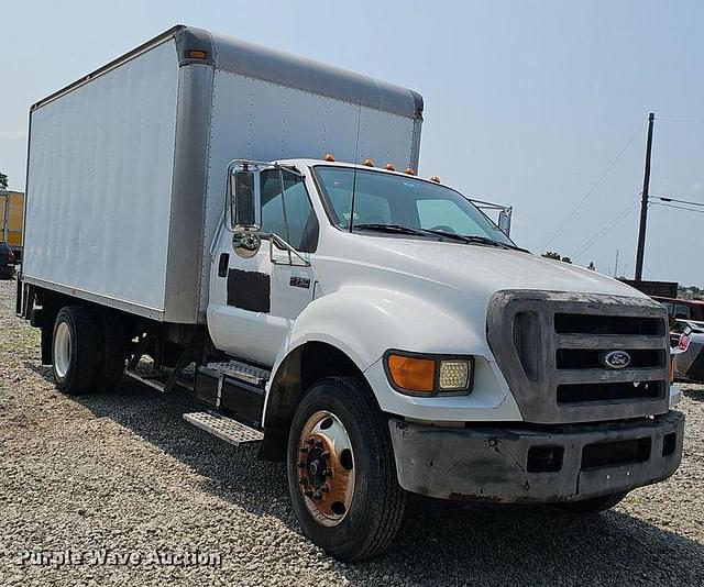 Image of Ford F-750 equipment image 2