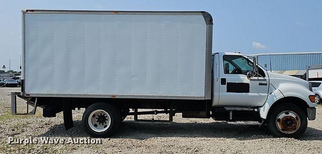 Image of Ford F-750 equipment image 3