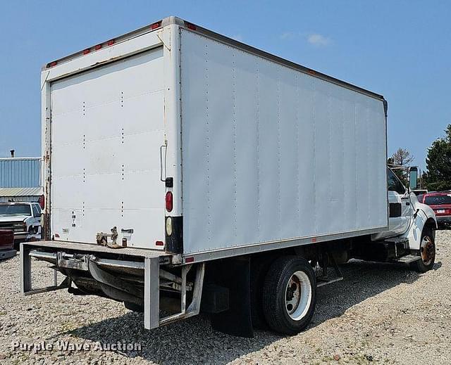 Image of Ford F-750 equipment image 4