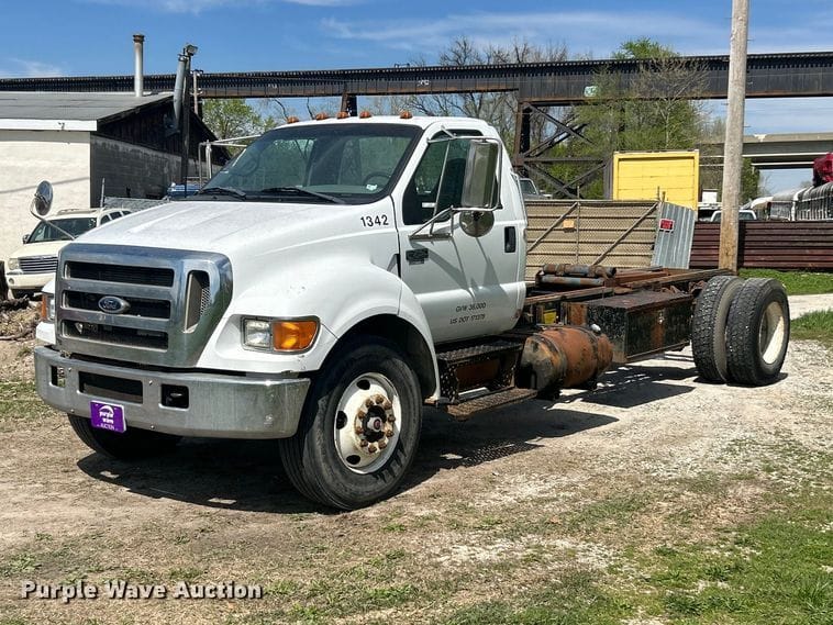 2005 Ford F-750 Equipment Image0