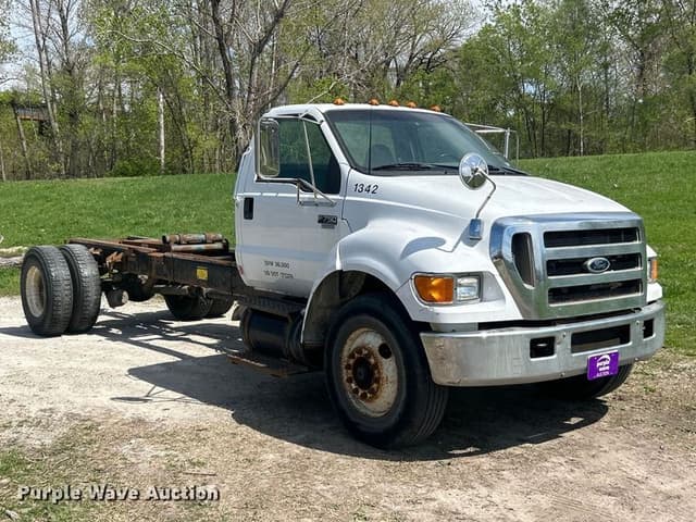 Image of Ford F-750 equipment image 2