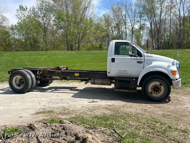 Image of Ford F-750 equipment image 3