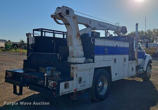 Image of Ford F-750 equipment image 4