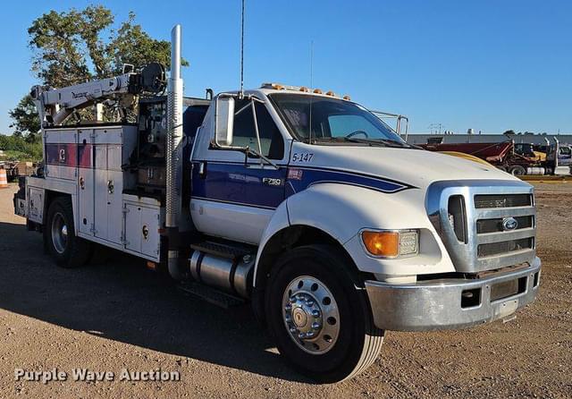 Image of Ford F-750 equipment image 2