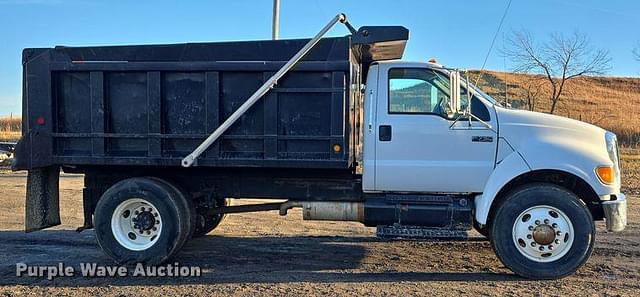 Image of Ford F-750 equipment image 3