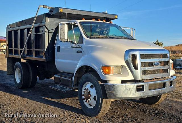 Image of Ford F-750 equipment image 2