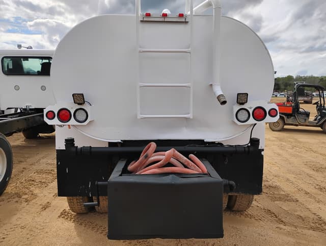 Image of Ford F-750 equipment image 2