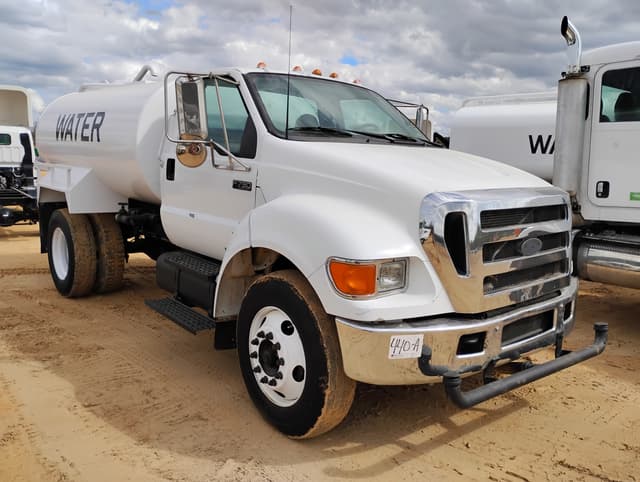 Image of Ford F-750 equipment image 4