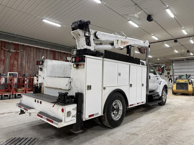 Image of Ford F-750 equipment image 2