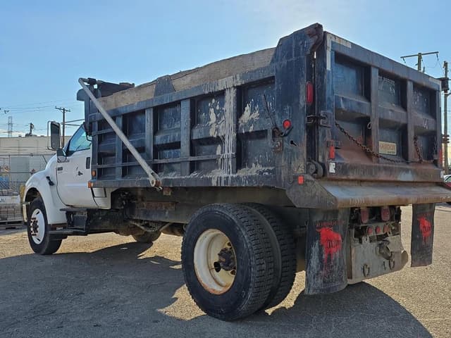 Image of Ford F-750 equipment image 3