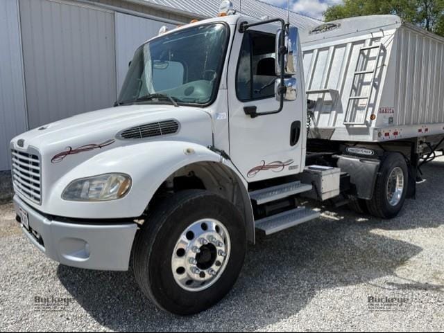 2005 Freightliner Business Class M2 106 Equipment Image0