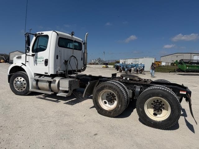 Image of Freightliner Business Class M2 112 equipment image 2