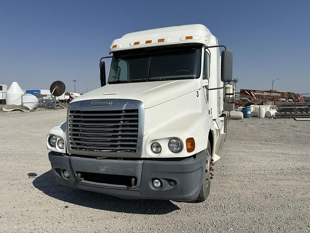 Image of Freightliner Century 120 equipment image 2