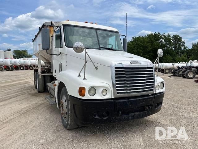 Image of Freightliner Century equipment image 3