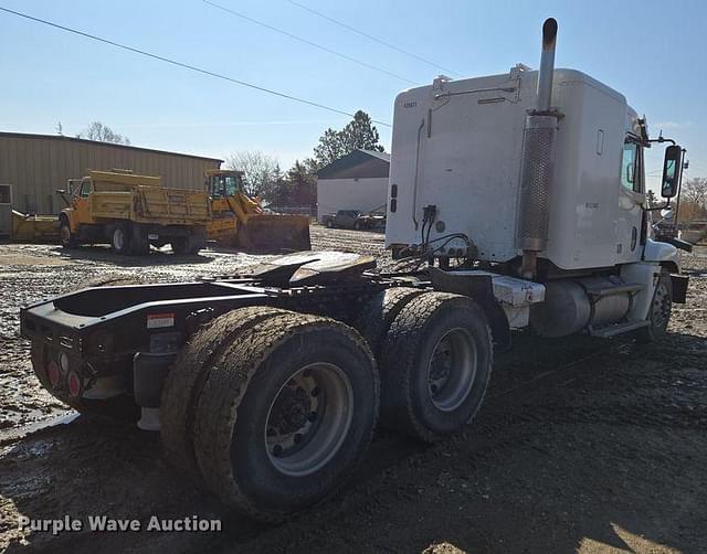Image of Freightliner Century Class equipment image 4