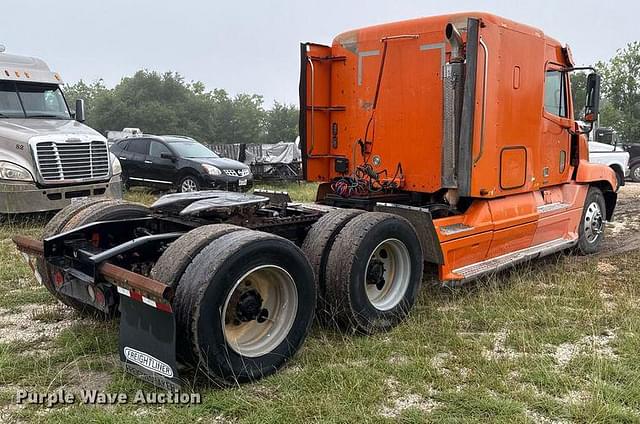 Image of Freightliner Century Class equipment image 4