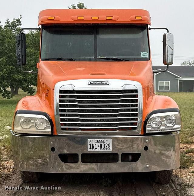 Image of Freightliner Century Class equipment image 1