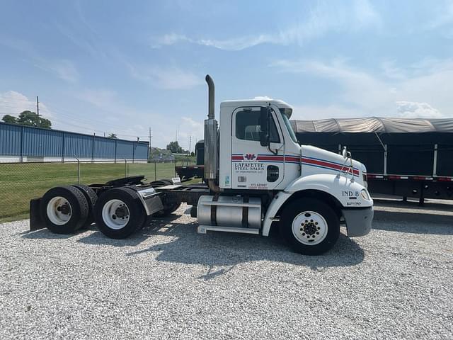 Image of Freightliner Columbia 112 equipment image 3