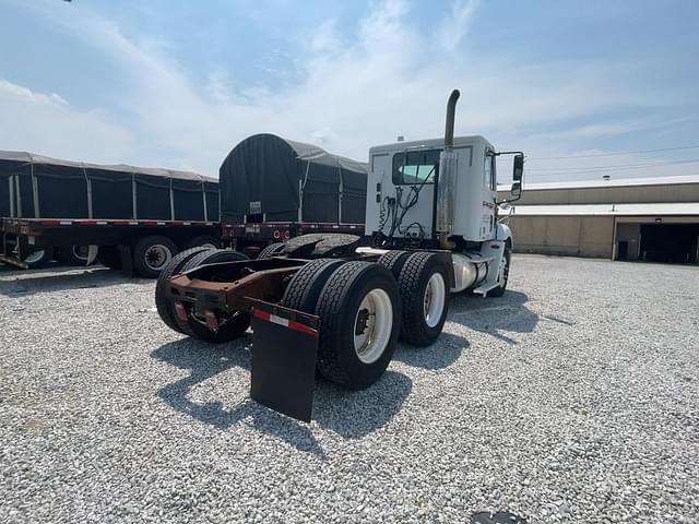 Image of Freightliner Columbia 112 equipment image 4