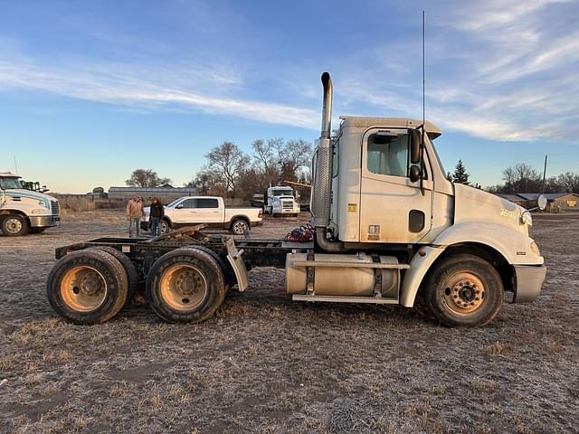 Image of Freightliner Columbia 112 equipment image 3