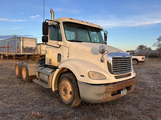 Image of Freightliner Columbia 112 equipment image 2