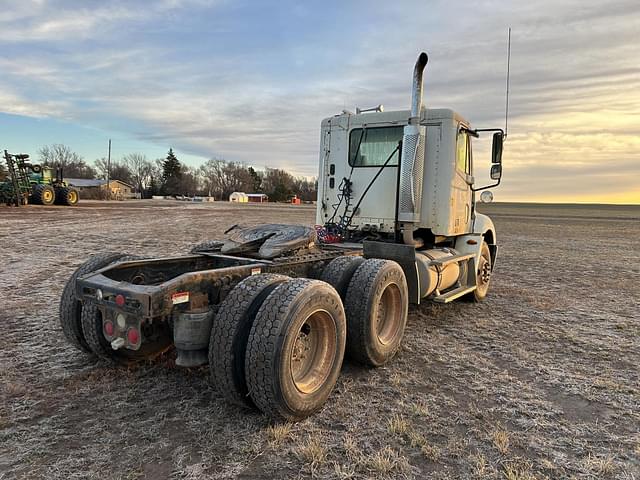 Image of Freightliner Columbia 112 equipment image 4