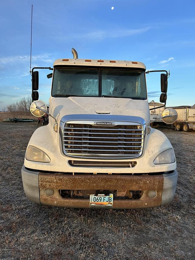 Image of Freightliner Columbia 112 equipment image 1