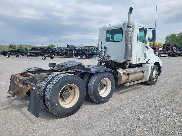 Image of Freightliner Columbia 112 equipment image 1