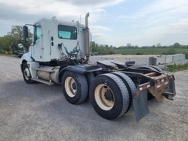 Image of Freightliner Columbia 112 equipment image 2