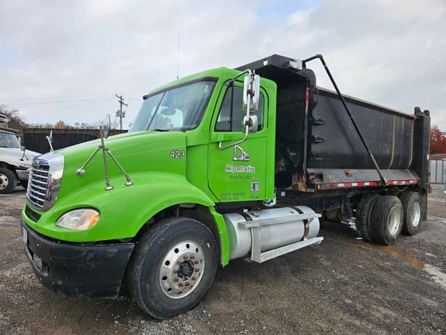 Image of Freightliner Columbia 112 equipment image 2
