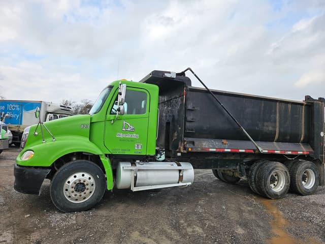 Image of Freightliner Columbia 112 equipment image 4