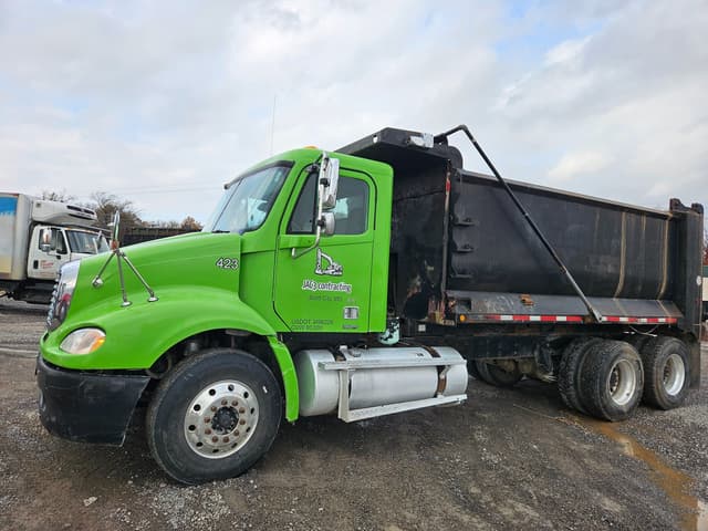 Image of Freightliner Columbia 112 equipment image 3