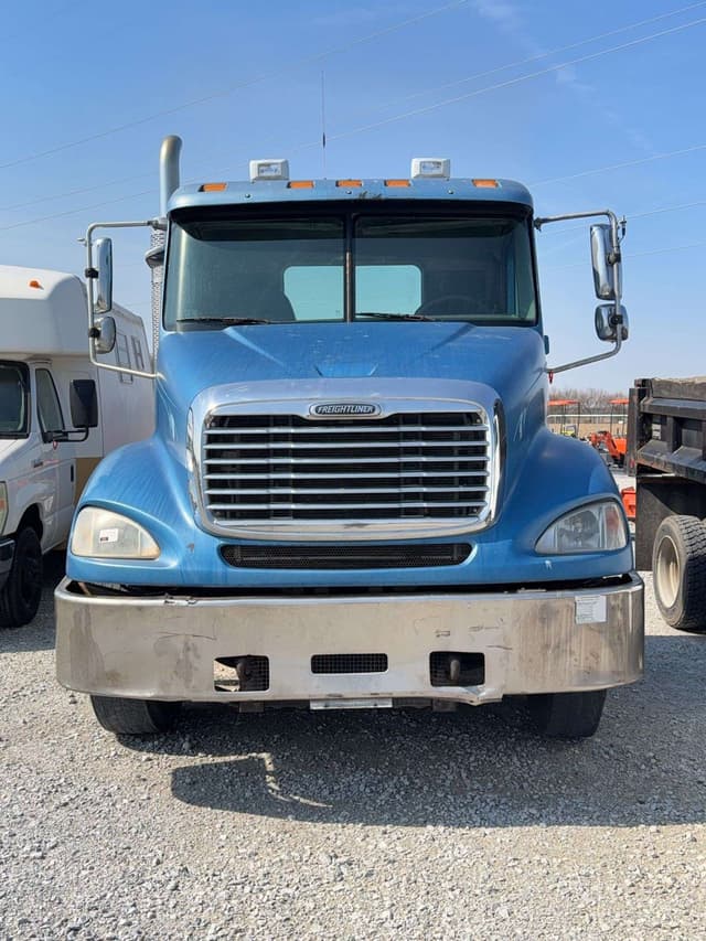 Image of Freightliner Columbia 112 equipment image 1