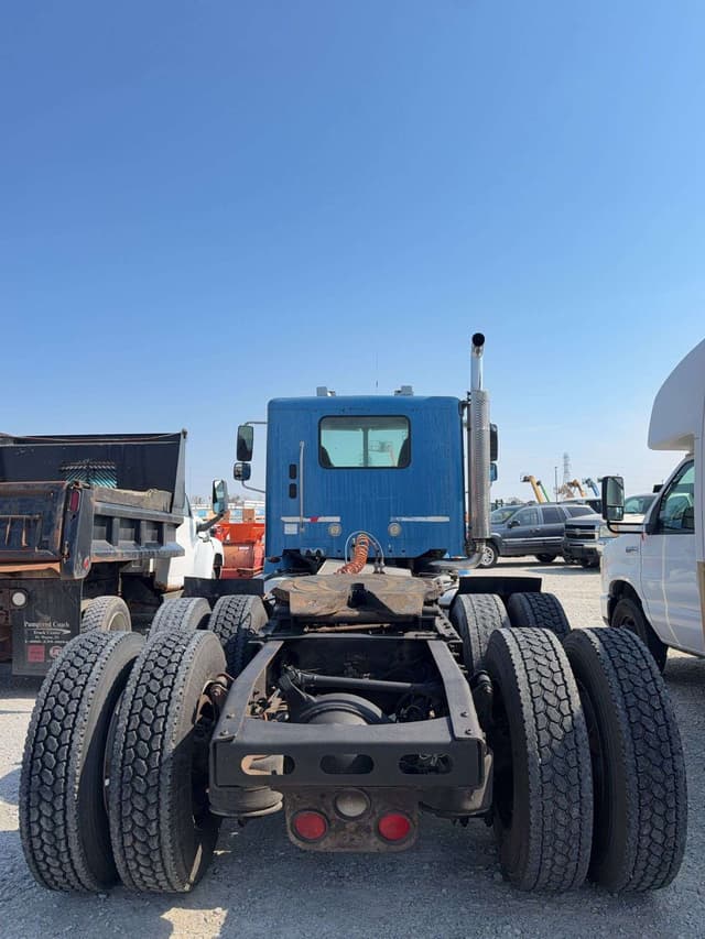 Image of Freightliner Columbia 112 equipment image 4