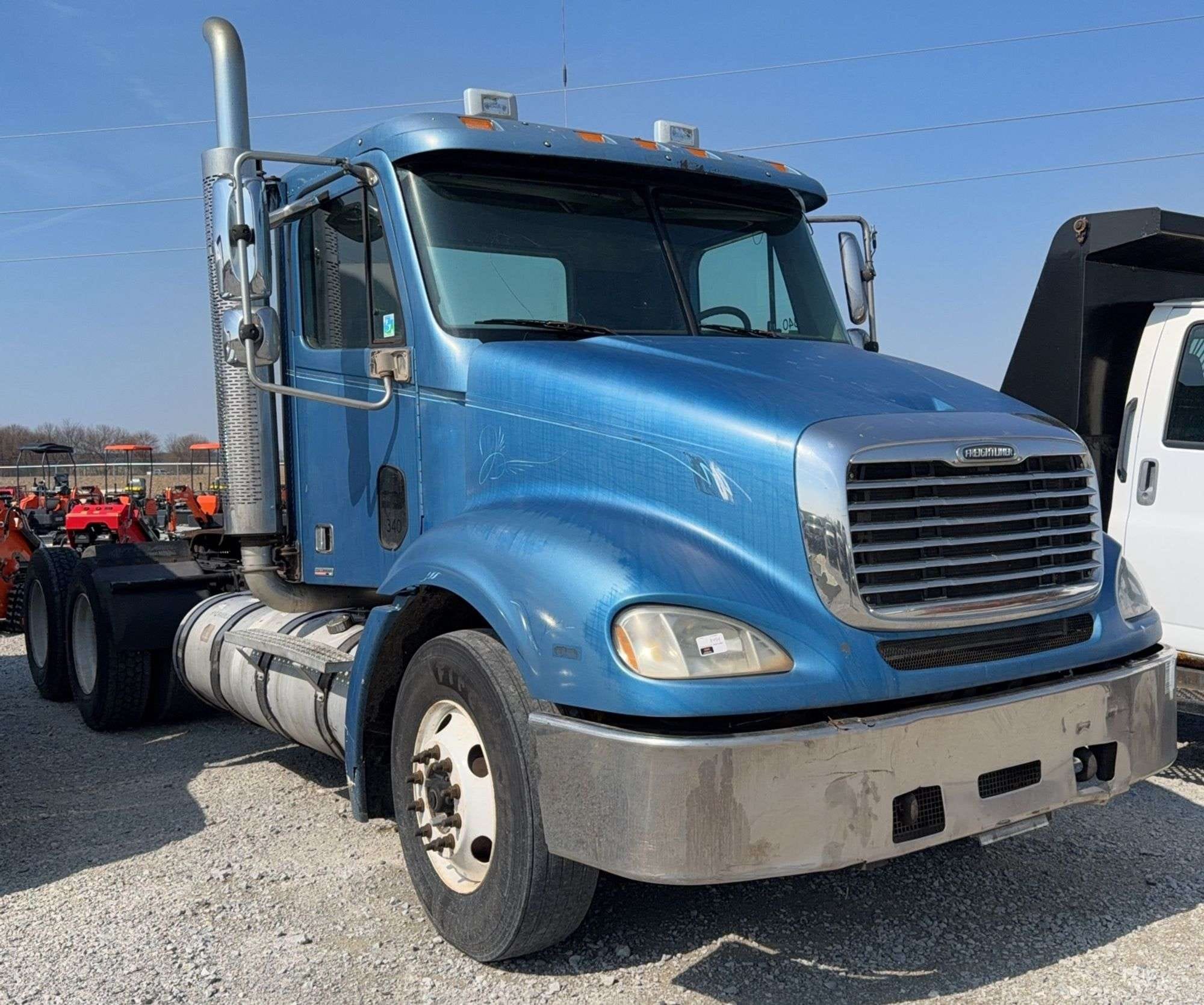 2005 Freightliner Columbia 112 Equipment Image0
