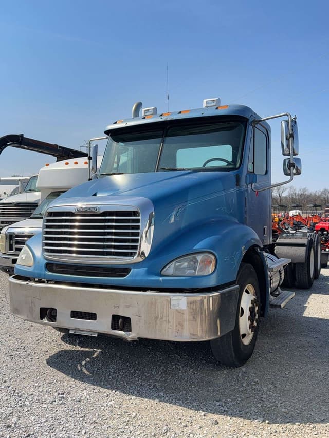 Image of Freightliner Columbia 112 equipment image 2
