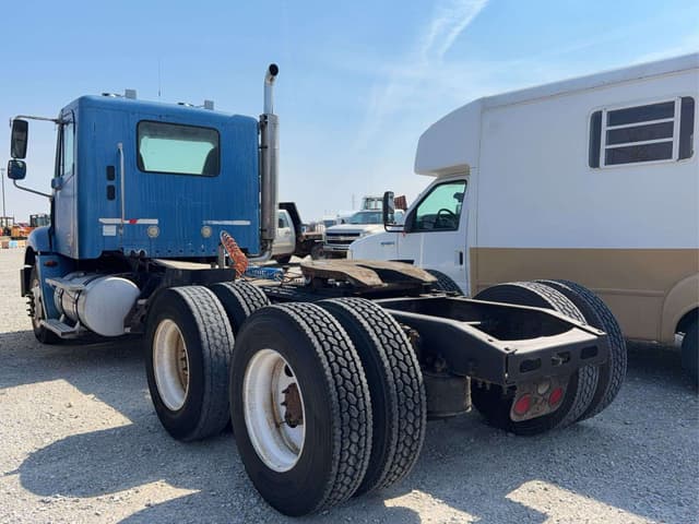 Image of Freightliner Columbia 112 equipment image 3