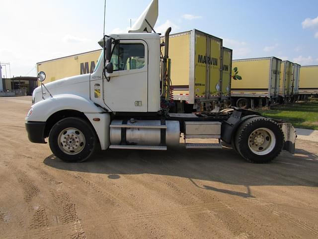 Image of Freightliner Columbia 120 equipment image 4