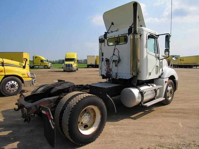 Image of Freightliner Columbia 120 equipment image 2