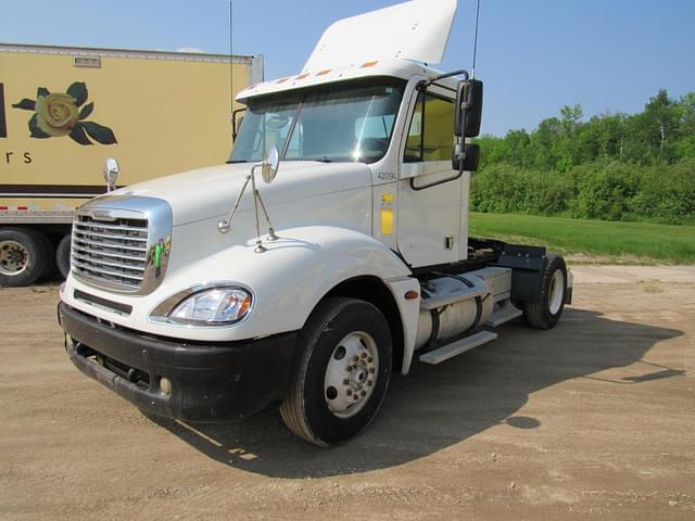 Image of Freightliner Columbia 120 equipment image 1