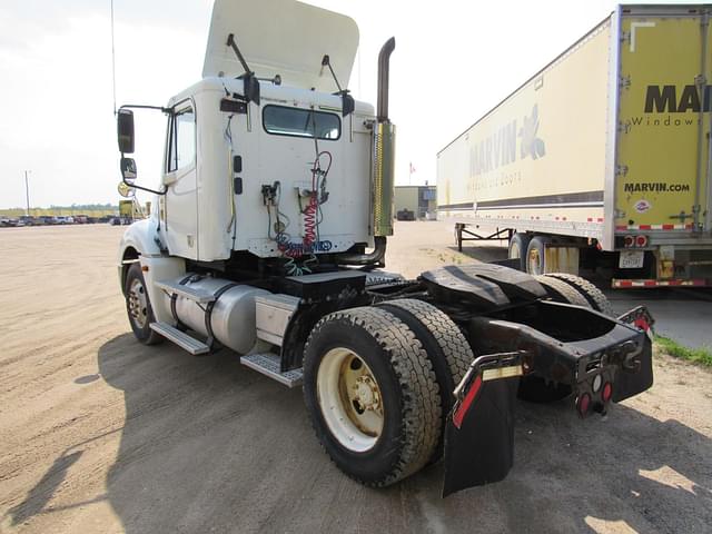 Image of Freightliner Columbia 120 equipment image 3