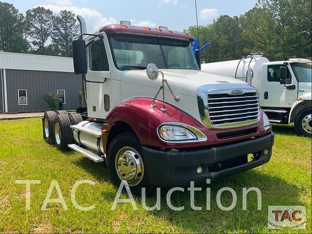 Image of Freightliner Columbia 120 equipment image 2