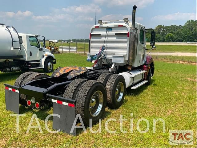 Image of Freightliner Columbia 120 equipment image 4