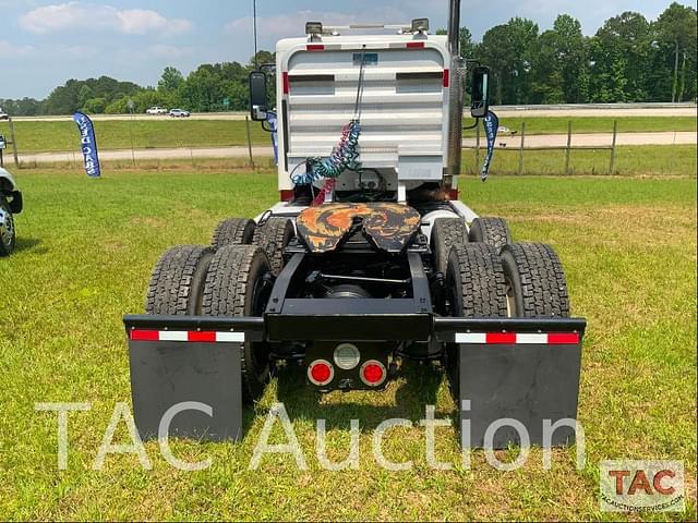 Image of Freightliner Columbia 120 equipment image 3