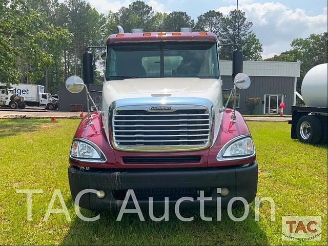 Image of Freightliner Columbia 120 equipment image 1