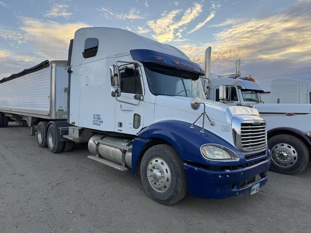 Image of Freightliner Columbia 120 equipment image 2