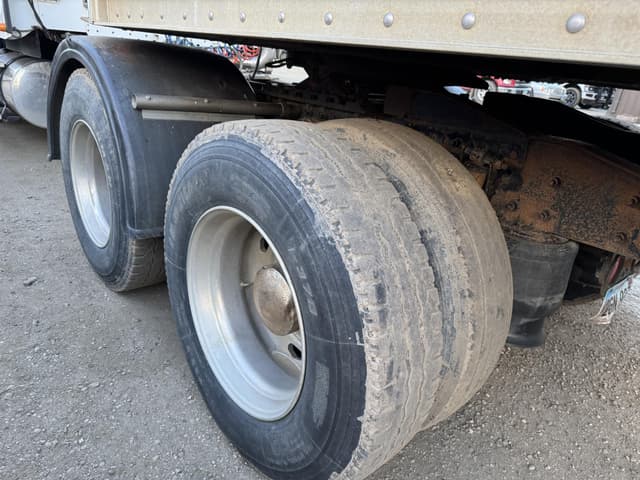 Image of Freightliner Columbia 120 equipment image 4