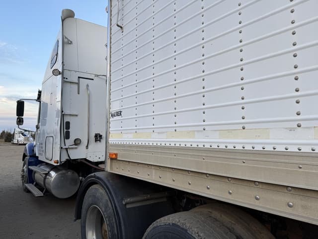 Image of Freightliner Columbia 120 equipment image 3