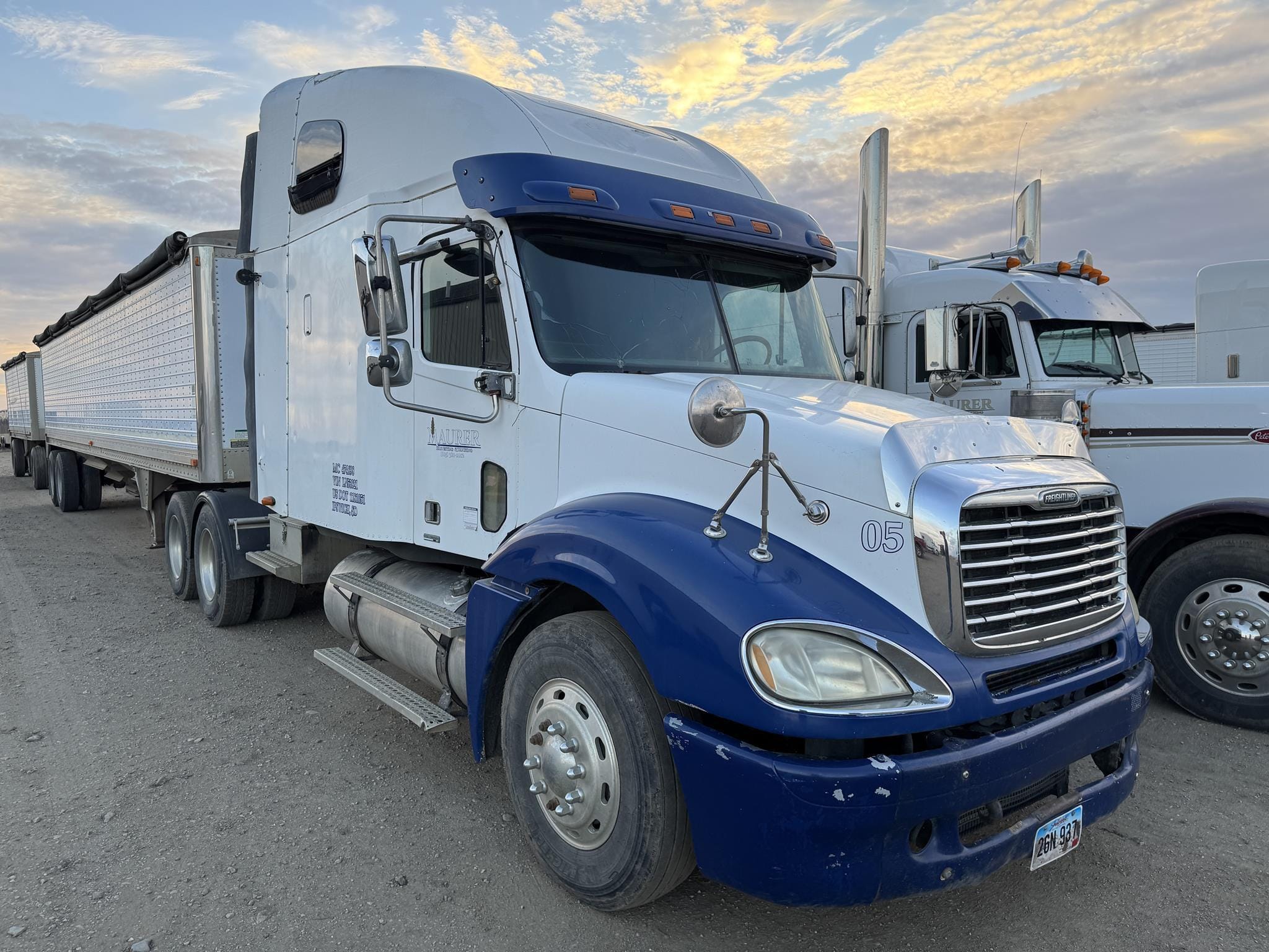 2005 Freightliner Columbia 120 Equipment Image0
