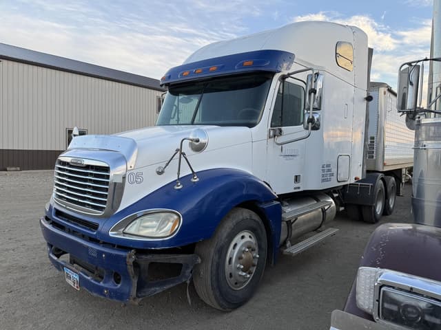 Image of Freightliner Columbia 120 equipment image 1